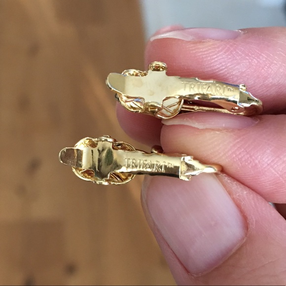 Trifari simulant pearl & diamond plated earrings - Picture 5 of 6